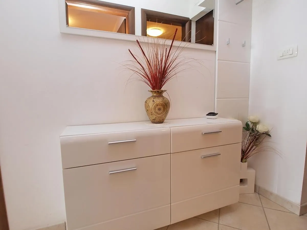 Apartments Milan 1048 Rovinj
