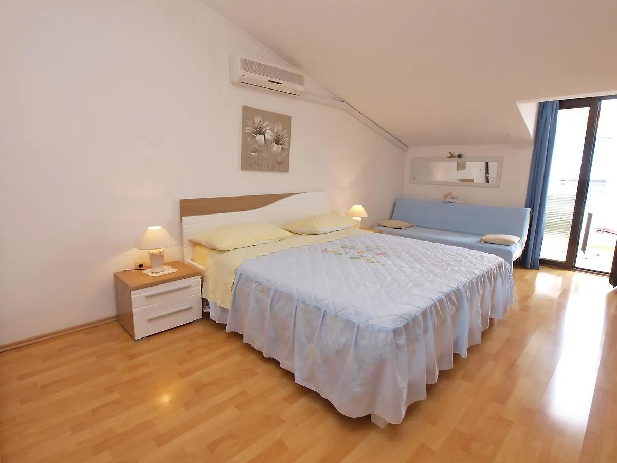 Apartments Milan 1048 Rovinj