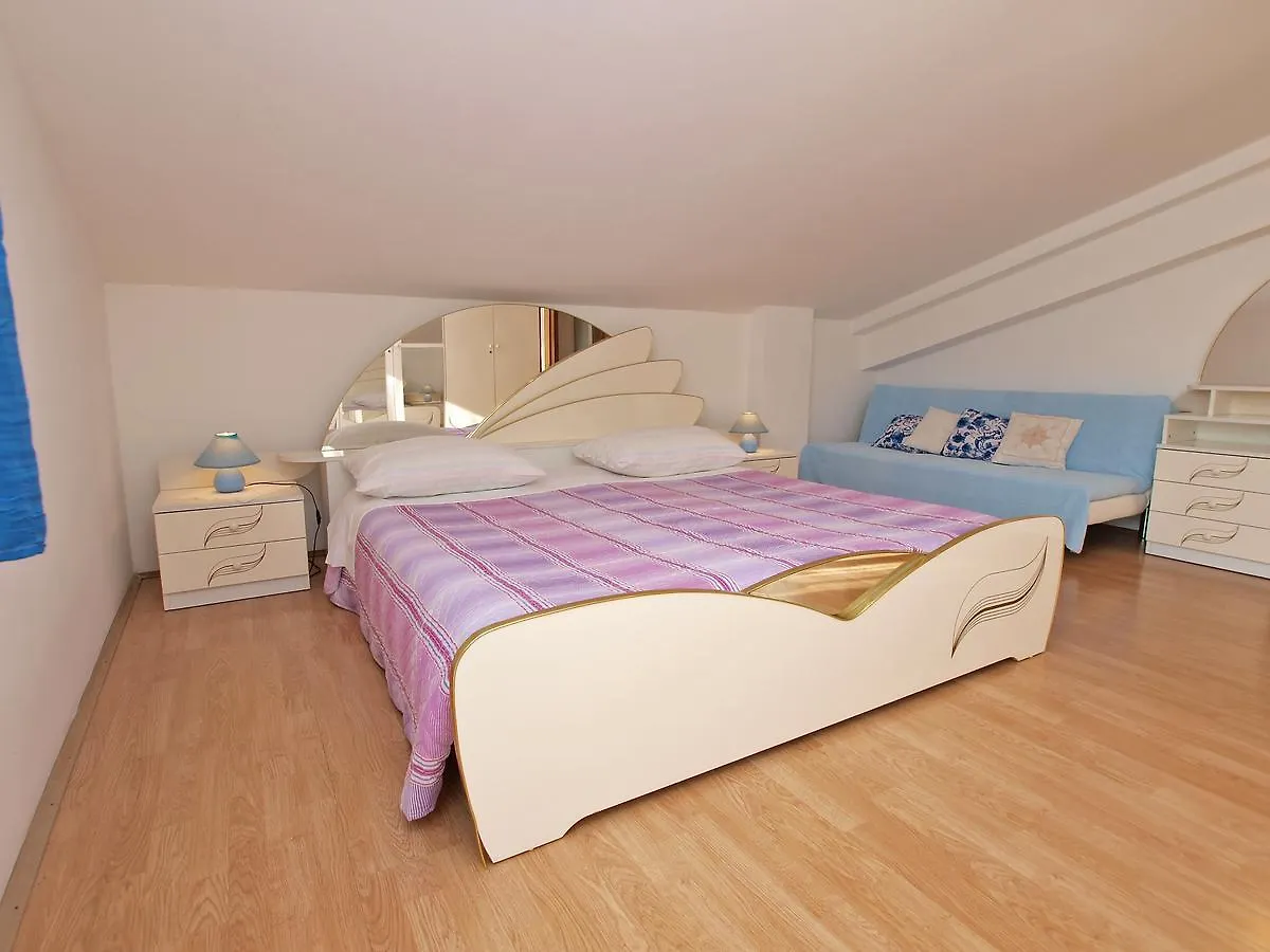 Apartments Milan 1048 Rovinj